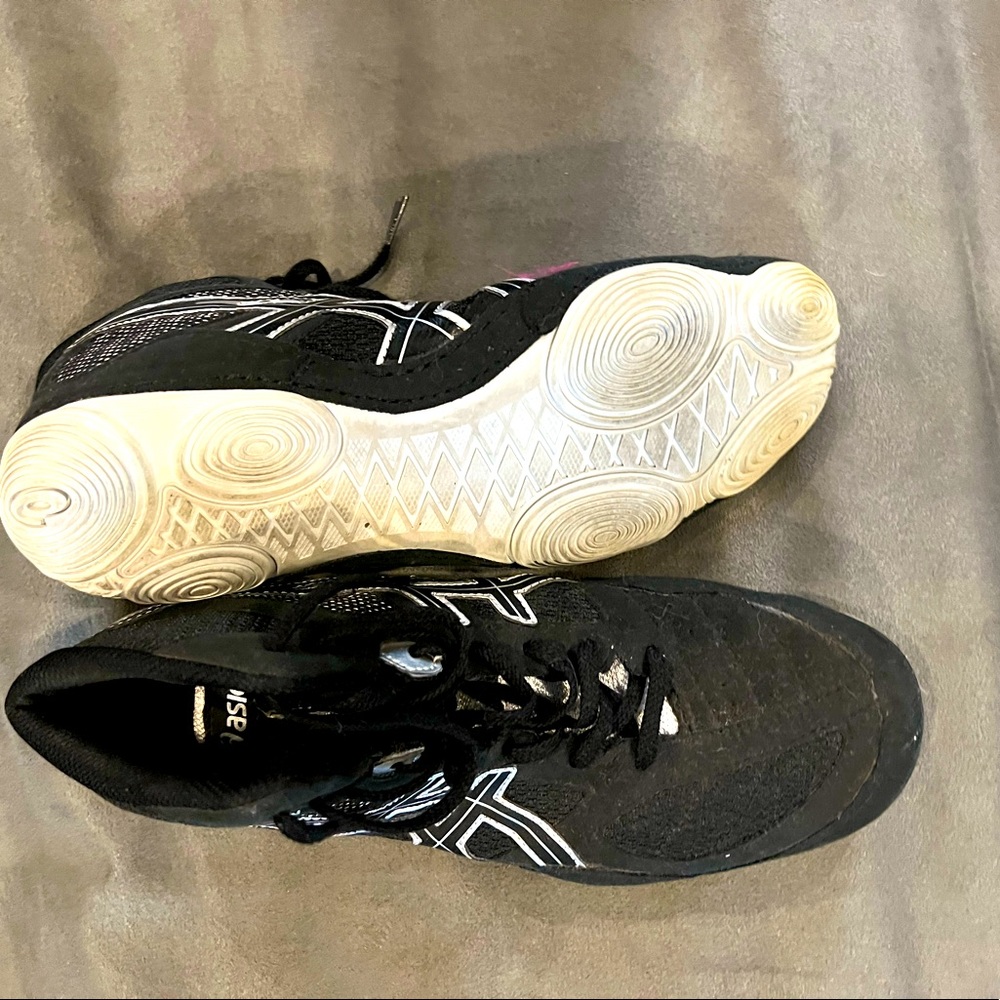 Mens ASICS wrestling shoes size 9